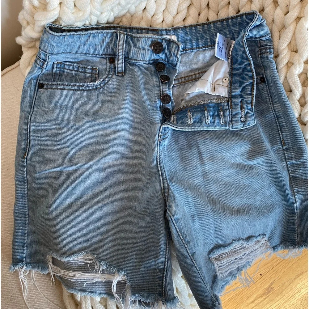 Hidden jeans medium light distressed mom shorts. Button fly Size XS‎